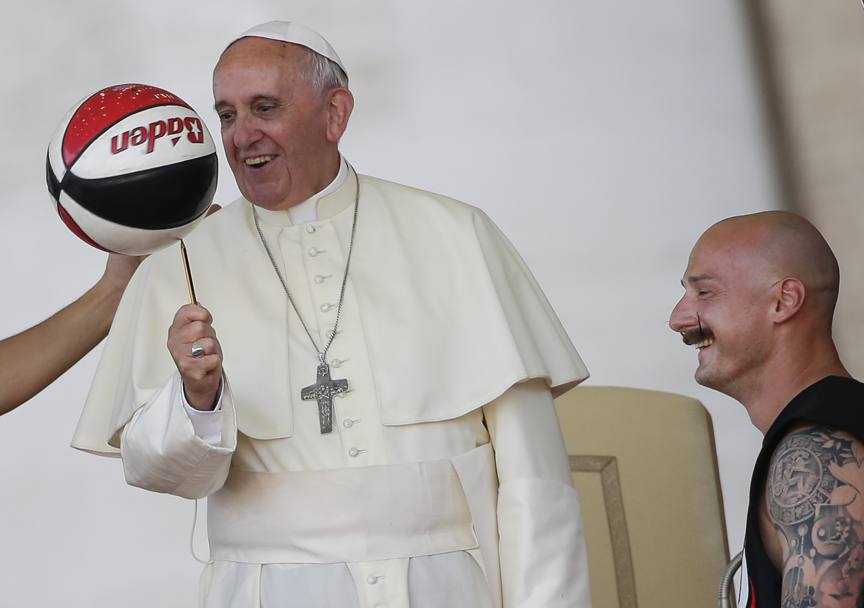 Il Papa si d al basket. Reuters